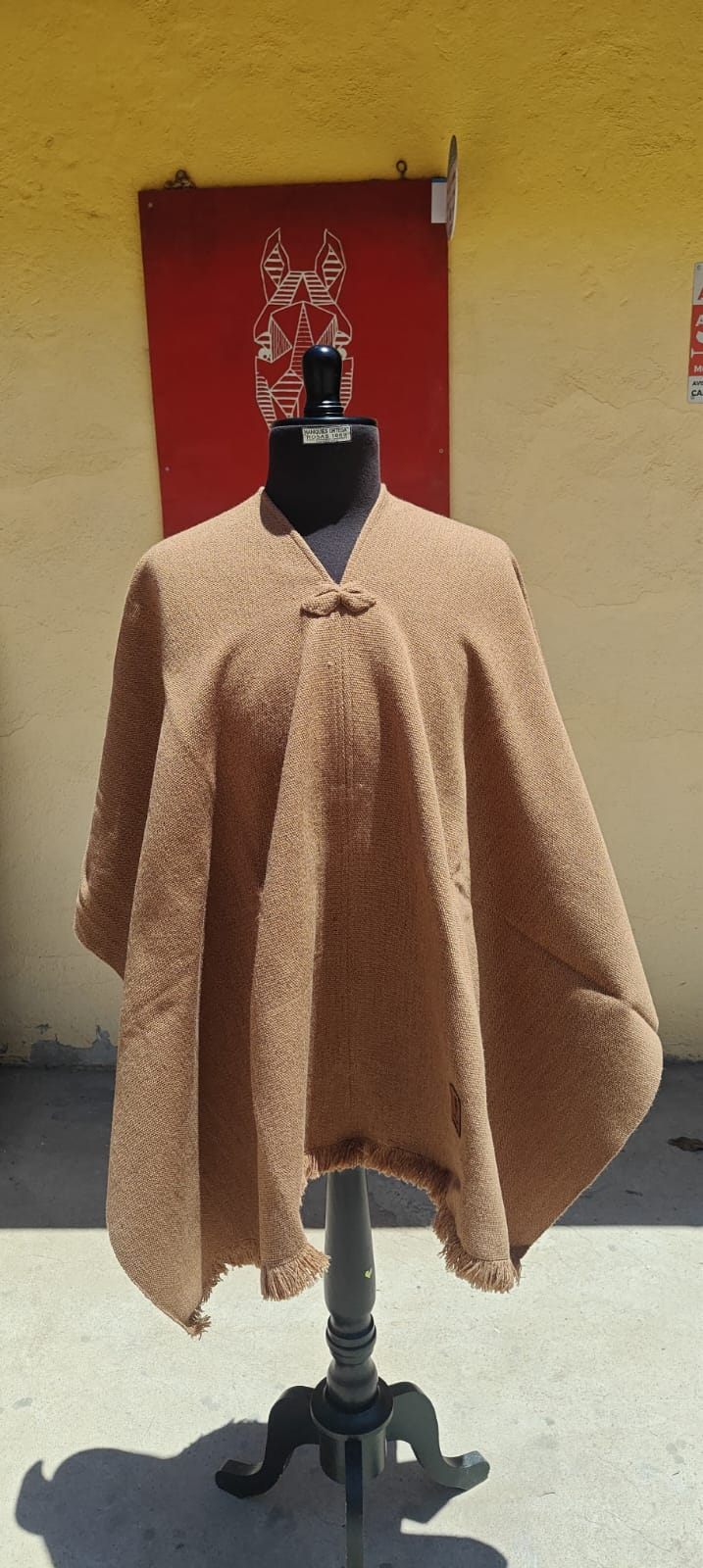 Poncho de adulto tradicional con corbatín — imagen 2