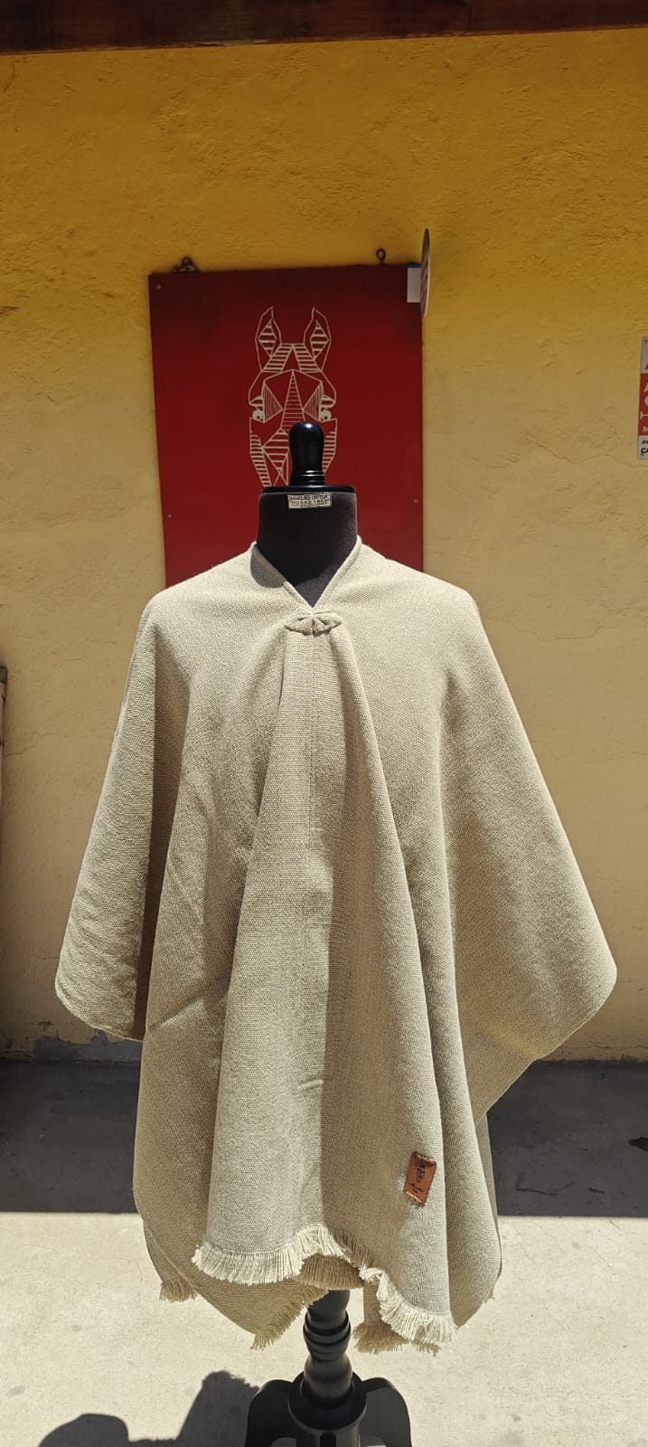 Poncho de adulto tradicional con corbatín — imagen 3