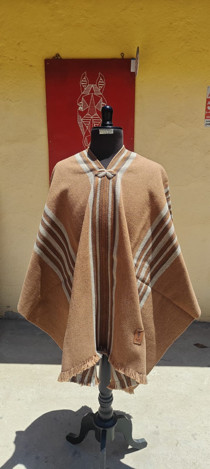Poncho de adulto tradicional con corbatín — imagen 5