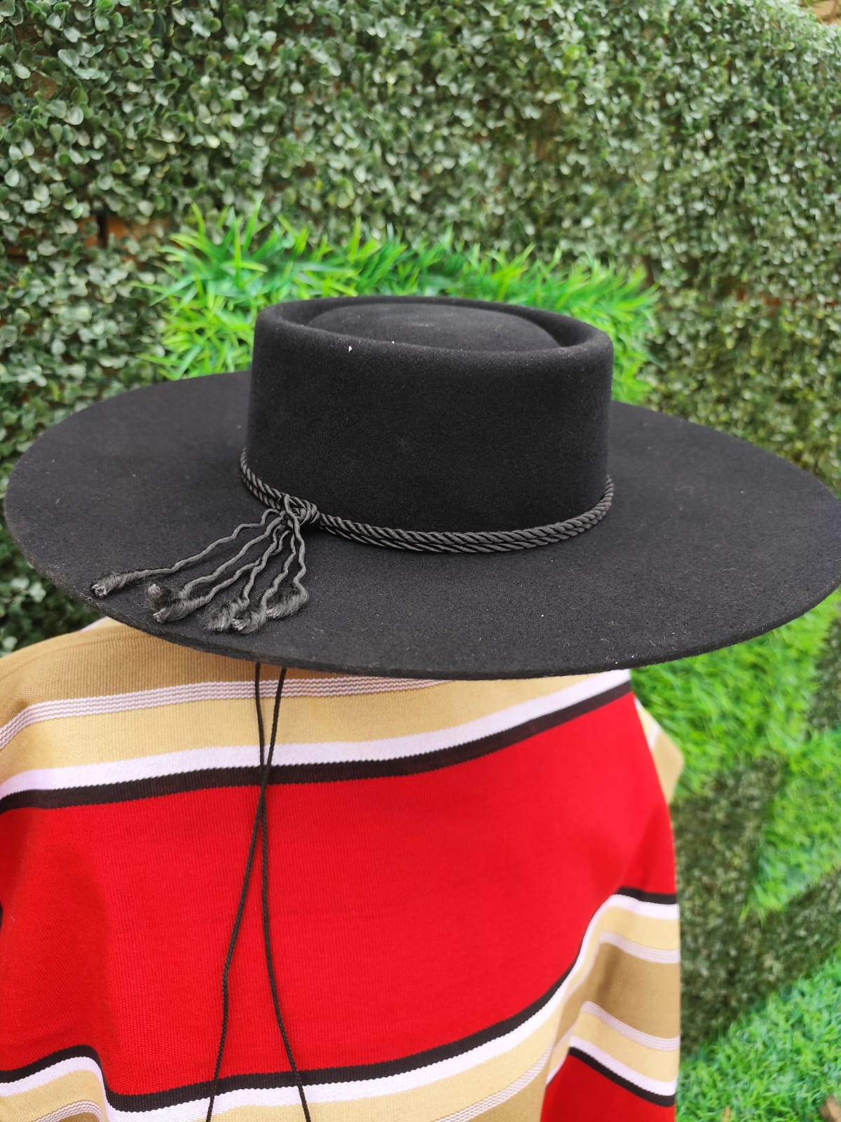 Sombrero de aleta larga negro más tabala — imagen 1