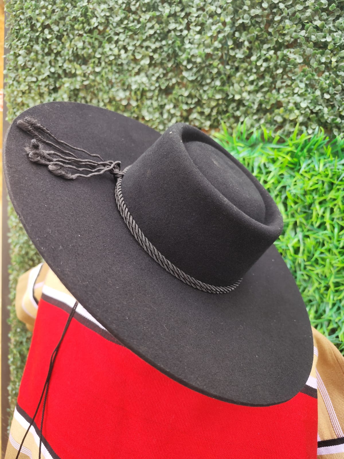 Sombrero de aleta larga negro más tabala — imagen 2