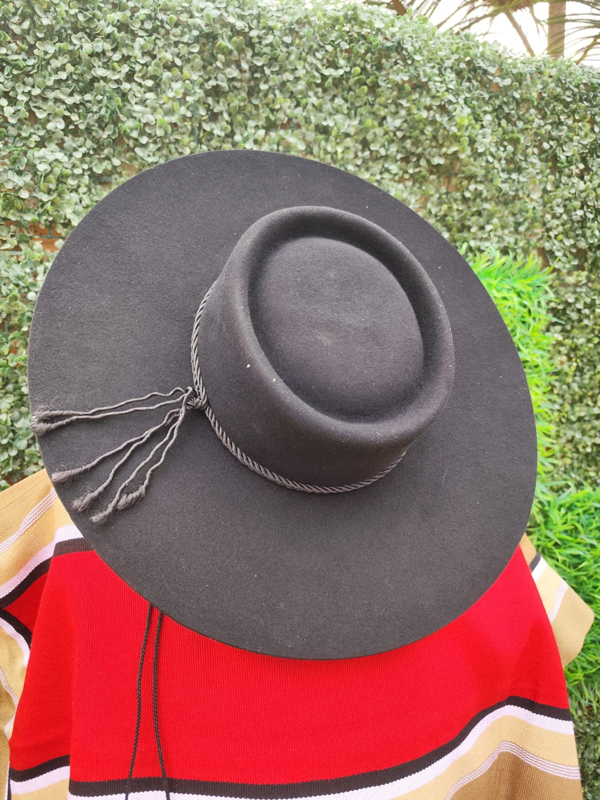 Sombrero de aleta larga negro más tabala — imagen 3